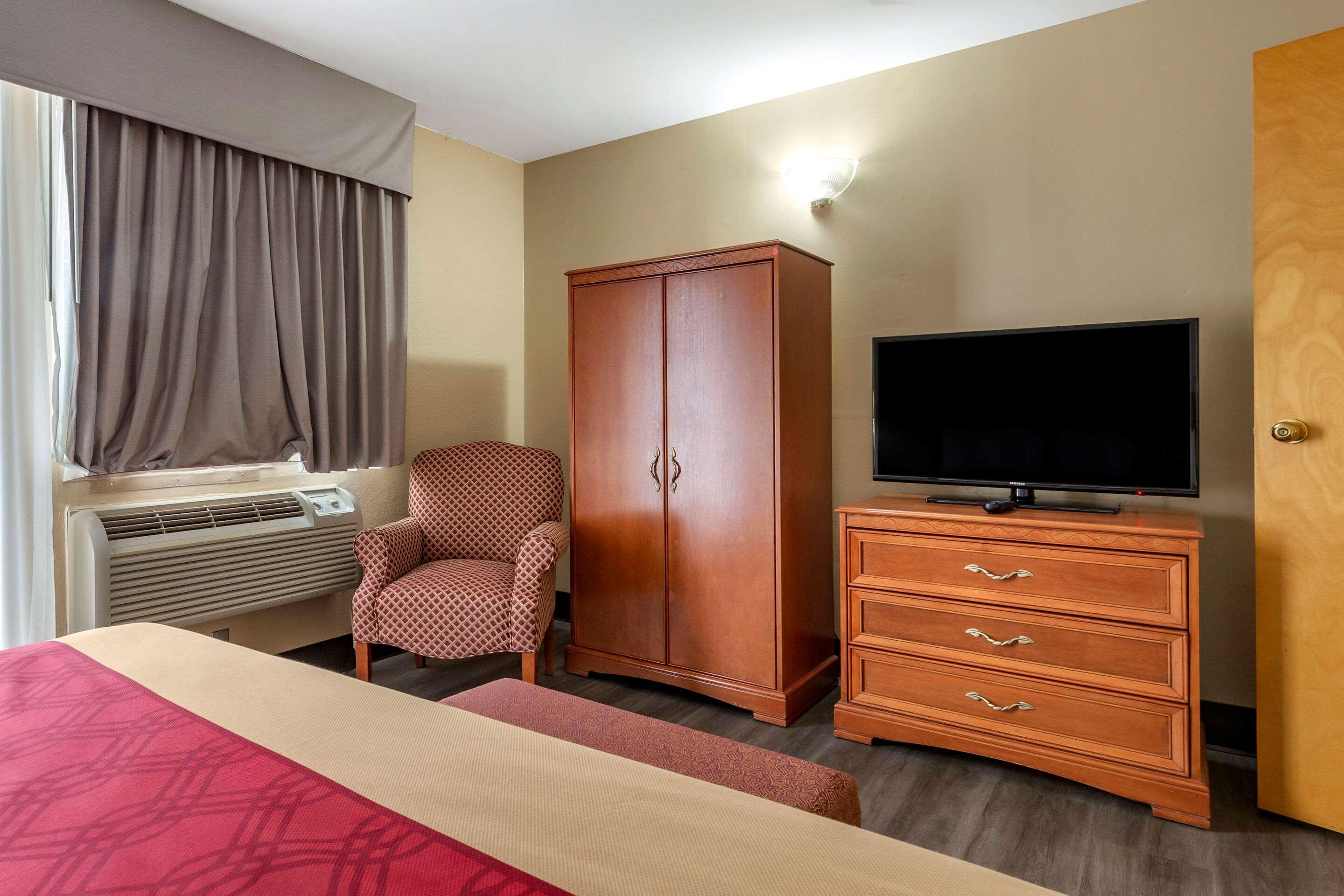 Econo Lodge & Suites Southern Pines Exteriör bild