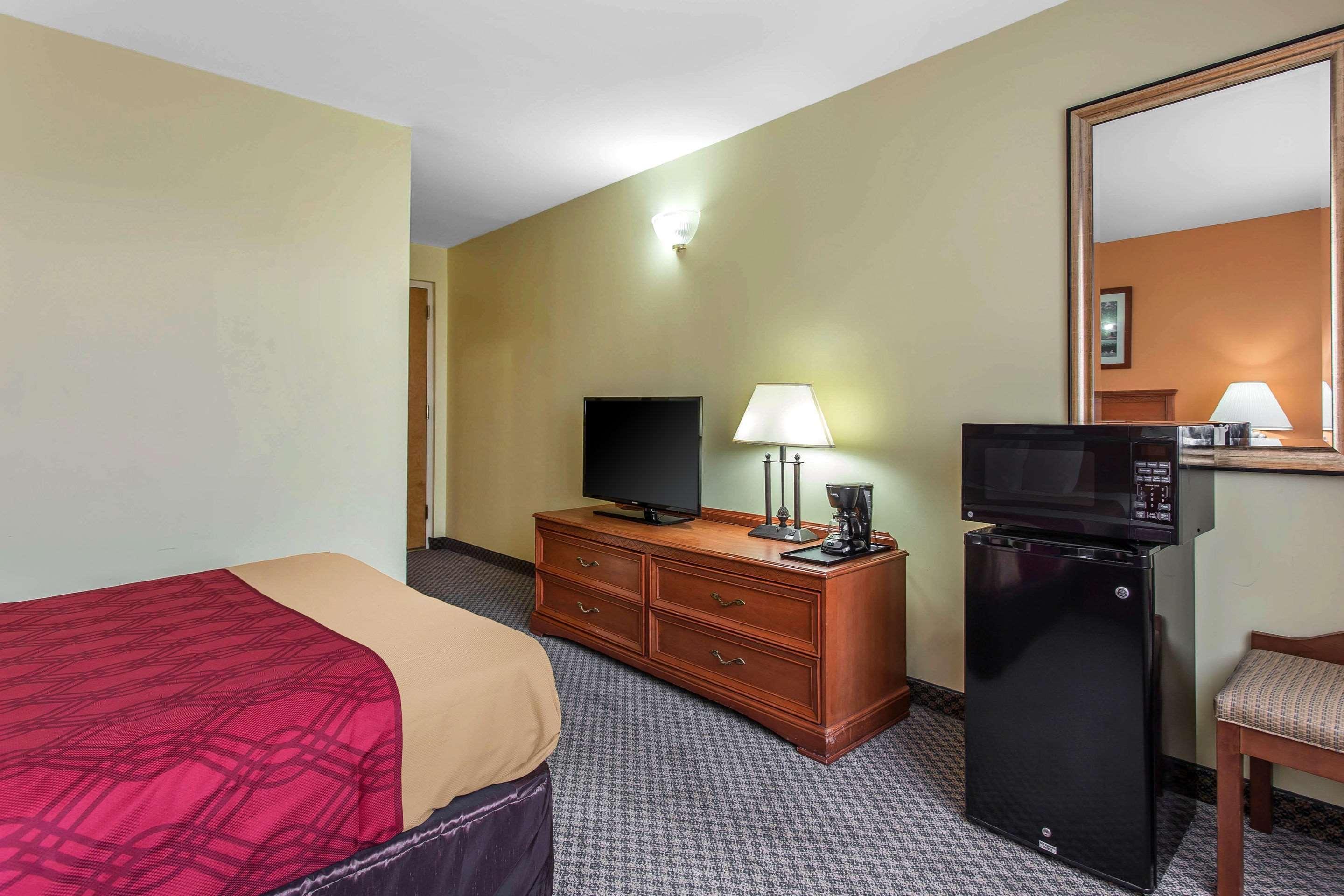 Econo Lodge & Suites Southern Pines Exteriör bild