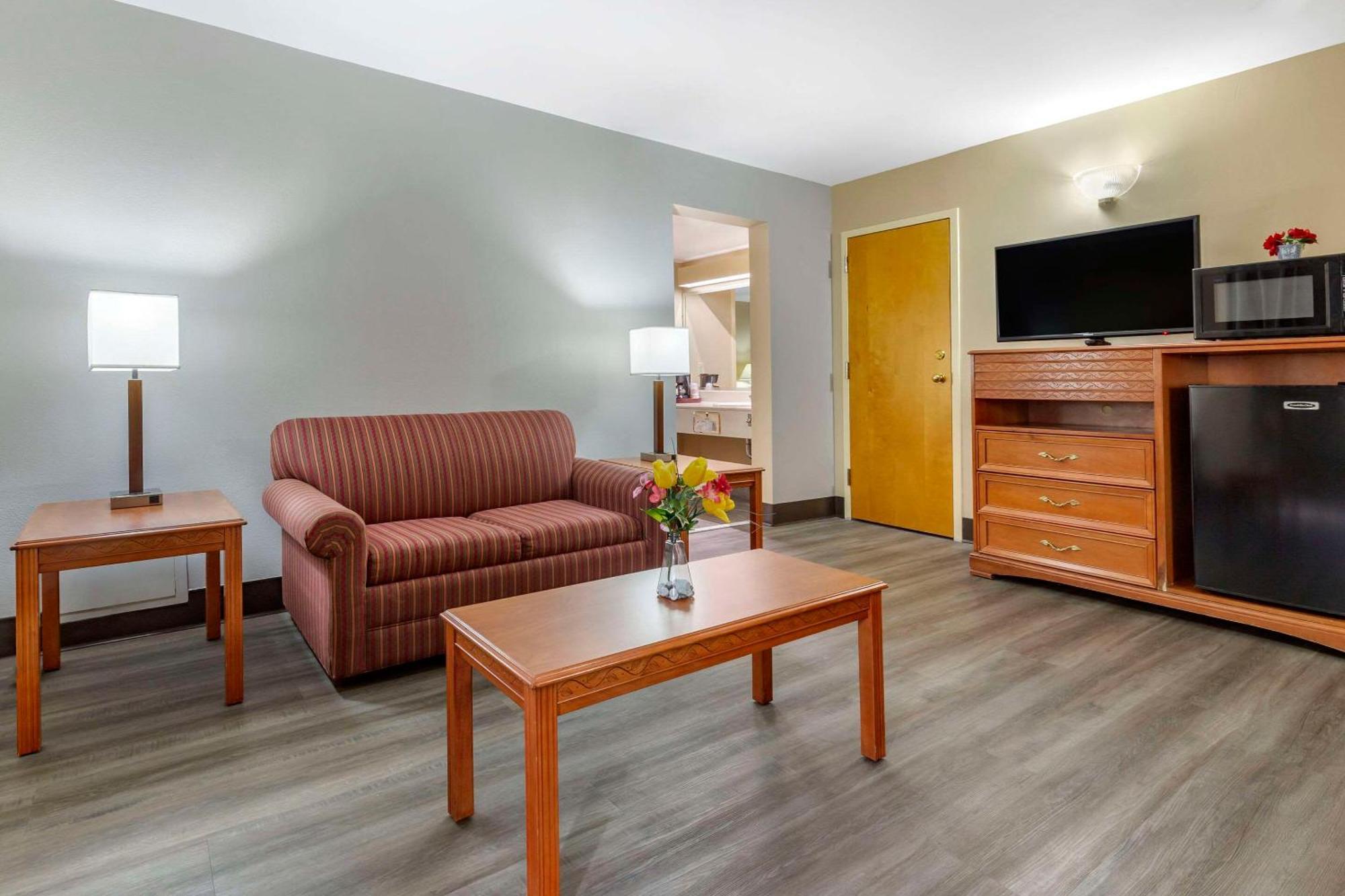 Econo Lodge & Suites Southern Pines Exteriör bild