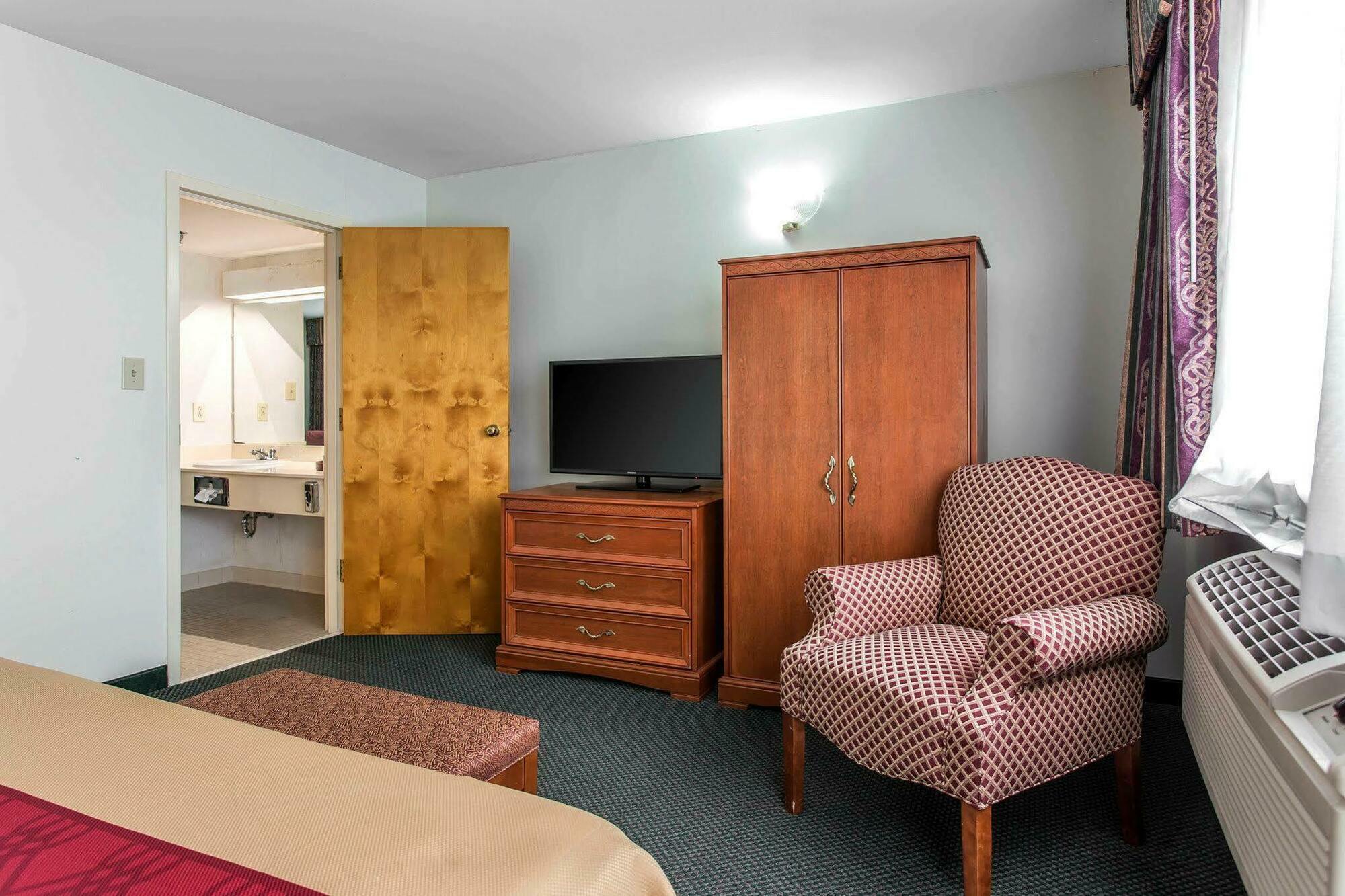 Econo Lodge & Suites Southern Pines Exteriör bild
